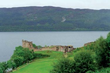 Škótsko - Hrad Urquhart a jazero Loch Ness