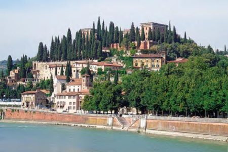 Taliansko - Verona - Nábrežie rieky Adige Taliansko - Verona - Nábrežie rieky Adige