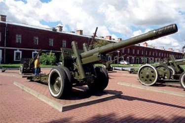 Pevnosť hrdina Brest (Bielorusko) - húfnica 152mm vzor 1937